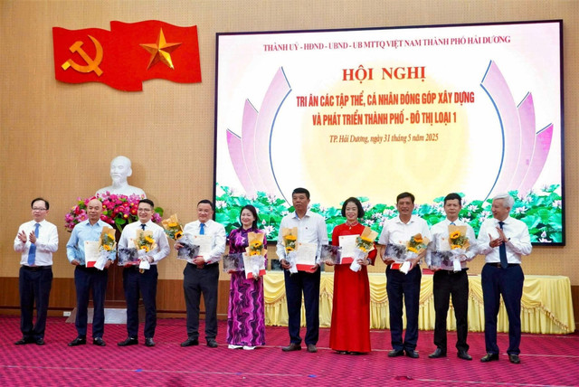 Các doanh nghiệp đã đóng góp cho sự phát triển của thành phố. 497920911-1127533982738174-9072814114222187732-n.jpg