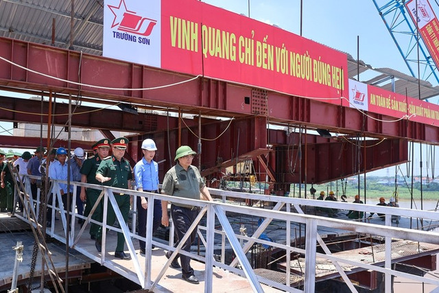 Thủ tướng Phạm Minh Chính kiểm tra thực địa dự án. Ảnh: VGP 6564.jpg
