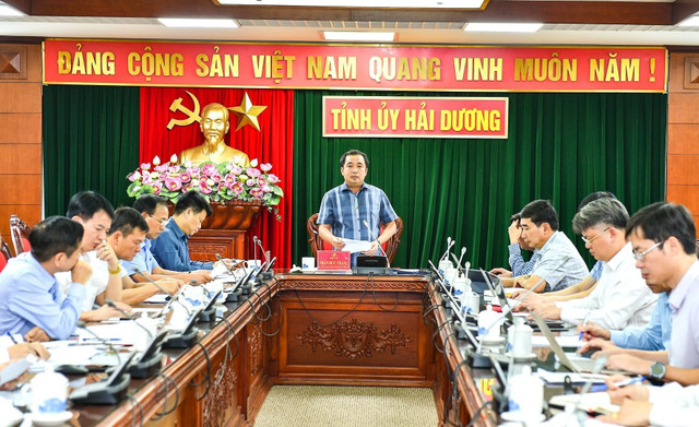 Bí thư Tỉnh ủy Hải Duong Trần Đức Thắng chủ trì cuộc họp. 988877.jpg