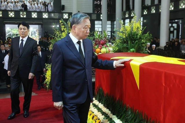 Tổng Bí thư Tô Lâm, Chủ tịch nước Lương Cường tiễn biệt nguyên Chủ tịch nước Trần Đức Lương - Ảnh: TTXVN 9999877.jpg