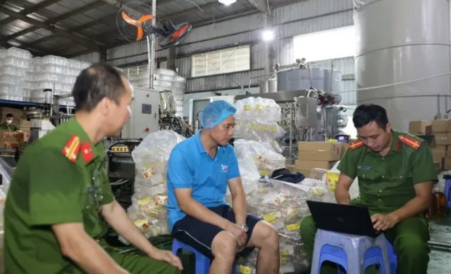 Lực lượng Công an làm việc với Công ty TNHH Sản xuất và Xuất nhập khẩu Nhật Minh Food. 23.jpg