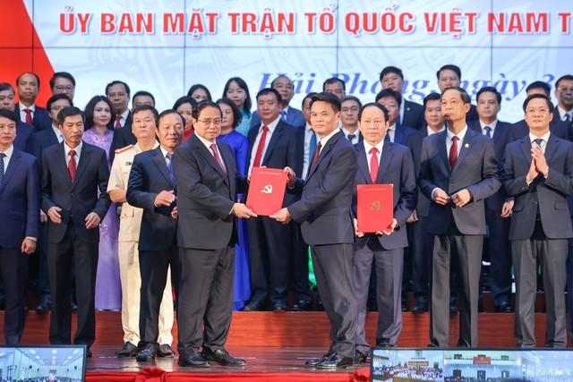Thủ tướng Phạm Minh Chính trao quyết định chỉ định ông Lê Ngọc Châu giữ chức Chủ tịch UBND Thành phố. Ảnh: VGP 91.jpg
