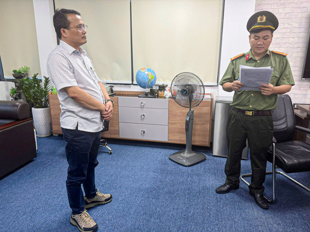 Cơ quan An ninh điều tra thực hiện khám xét nhà riêng, tống đạt quyết định tạm giữ hình sự, khởi tố nhóm đối tượng phạm tội. 15.jpg