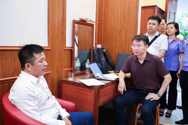 Thiếu tướng Nguyễn Minh Tuấn - Giám đốc Công an tỉnh Phú Thọ trực tiếp lấy lời khai đối tượng cầm đầu Nguyễn Chánh Đáng trong ổ nhóm tội phạm 4.jpg