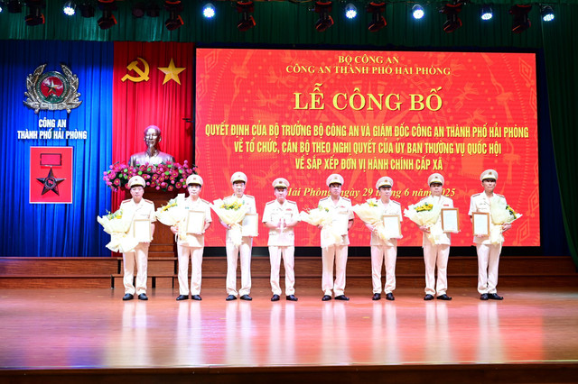 Đại tá Bùi Quang Bình, Giám đốc Công an thành phố Hải Phòng trao các quyết định cho 7 Phó Giám đốc Công an thành phố 2.jpg