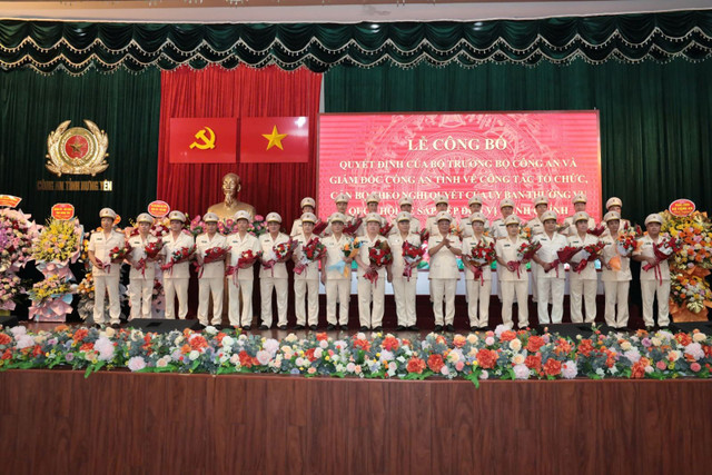 Giám đốc Công an tỉnh Hưng Yên tặng hoa chúc mừng các Trưởng phòng và tương đương của Công an tỉnh Hưng Yên sau sáp nhập 90.jpg