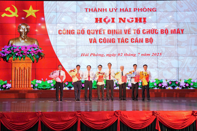 Trao Quyết định về thành lập và bổ nhiệm nhân sự các cơ quan chuyên trách tham mưu, giúp việc, đơn vị sự nghiệp của Thành uỷ. 5.jpg