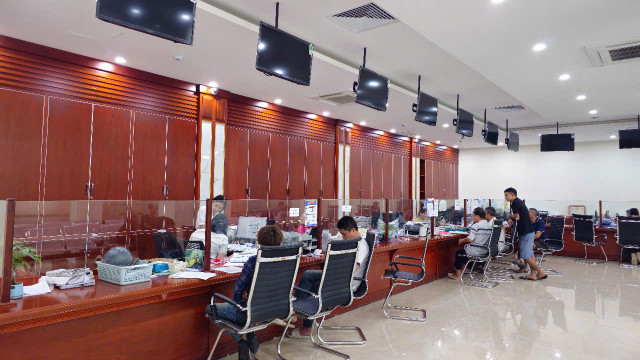 Người dân đến làm việc tại Trung tâm hành chính công phường Tứ Minh, TP Hải Phòng. 876.jpg