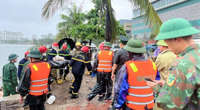 Nạn nhân được các lực lượng trục vớt và đưa vào Bệnh viện Bãi Cháy 888889.jpg