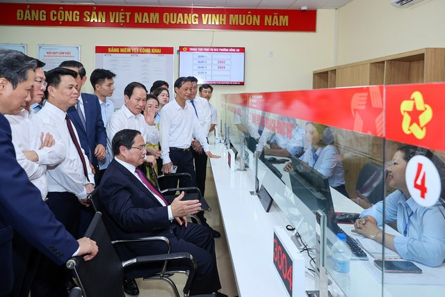 Thủ tướng Phạm Minh Chính kiểm tra thực tế hoạt động, vận hành của Trung tâm phục vụ hành chính công phường Hồng An, TP Hải Phòng. 875.jpg