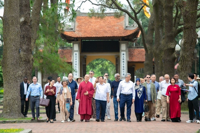 Ông Nguyễn Minh Hùng, Phó Chủ tịch UBND tỉnh Hải Dương cùng Đại sứ, Trưởng đại diện các tổ chức quốc tế tham quan chùa Côn Sơn. 22.jpg
