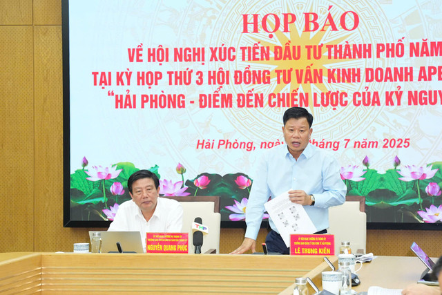 Trưởng Ban Quản lý Khu kinh tế Hải Phòng Lê Trung Kiên thông tin về Hội nghị xúc tiến đầu tư Hải Phòng năm 2025. Ảnh: Đàm Thanh 45555.jpg
