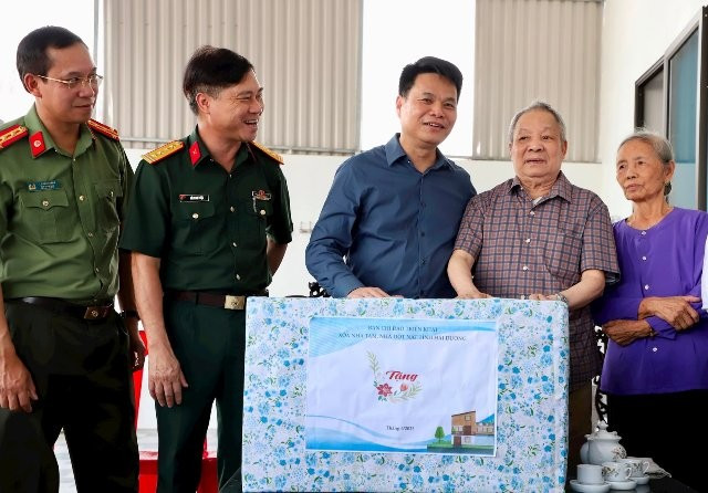 Chủ tịch UBND tỉnh Hải Dương Lê Ngọc Châu thăm, tặng quà gia đình ông Nguyễn Quốc Sử, người có công ở khu dân cư Đại Bát (phường Hoàng Tân, TP Chí Linh) 222.jpg