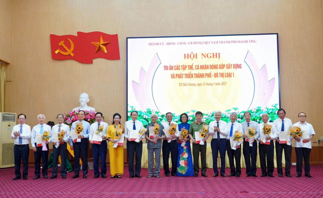 Tri ân lãnh đạo thành phố qua các thời kỳ. 1.jpg