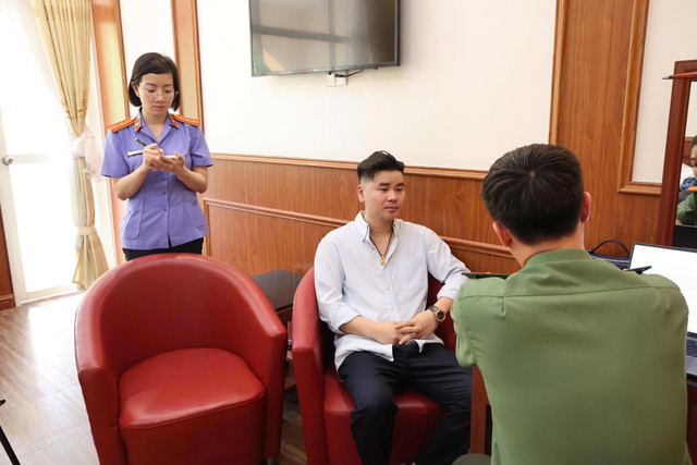 Cơ quan Công an tiến hành lấy lời khai của đối tượng Doãn Văn Mạnh 7.jpg
