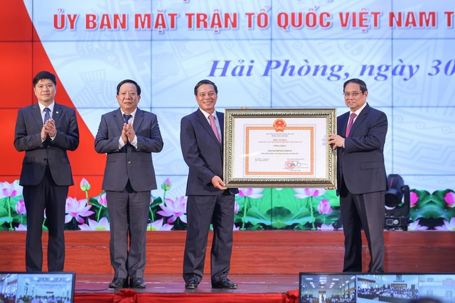 Thủ tướng Chính phủ trao Quyết định công nhận thành phố Hải Phòng hoàn thành nhiệm vụ xây dựng nông thôn mới năm 2024. 87-9643.jpg