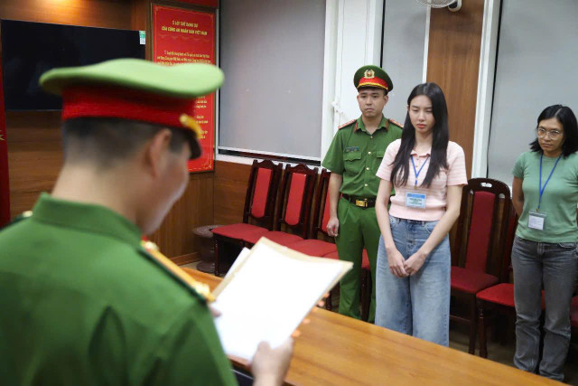 Hoa hậu Thùy Tiên khi bị bắt. 555544.jpg