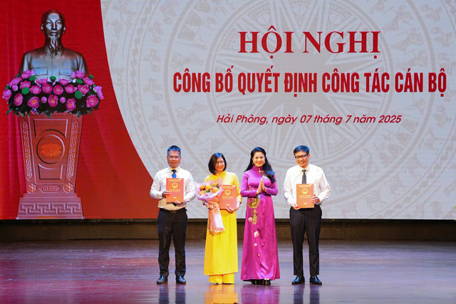 Lãnh đạo Sở Văn hoá, Thể thao và Du lịch TP Hải Phòng trao quyết định bổ nhiệm cán bộ Phòng Thông tin- Báo chí - Xuất bản 67777.jpg