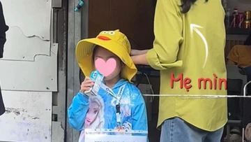  Tranh cãi chuyện mẹ dạy con bằng cách cho đi bán vé số