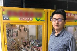 Phẫn nộ vì máy chơi gắp thú có cả đồ chơi tình dục