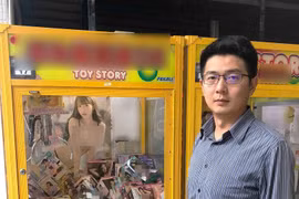 Phẫn nộ vì máy chơi gắp thú có cả đồ chơi tình dục