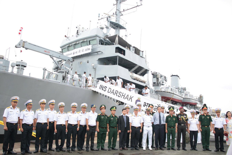 Đại diện Bộ Tư lệnh Hải quân Việt Nam phía Nam, Sở Ngoại vụ TP HCM, Cục Đối ngoại - Bộ Quốc phòng chụp ảnh lưu niệm cùng Đại tá Praveen Thomas, Chỉ huy trưởng tàu khảo sát INS Darshak và thủy thủ đoàn trong khuôn khổ chuyến thăm TP HCM. 3.jpg