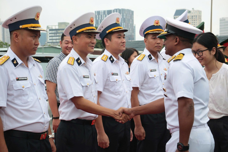 Đại diện Hải quân Việt Nam bắt tay chào mừng Đại tá Praveen Thomas, Chỉ huy trưởng tàu khảo sát INS Darshak của Hải quân Ấn Độ. 2.jpg