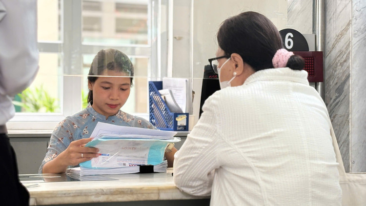 Cán bộ công chức đã có mặt đầy đủ, làm việc với tinh thần trách nhiệm cao. 1-1.jpg
