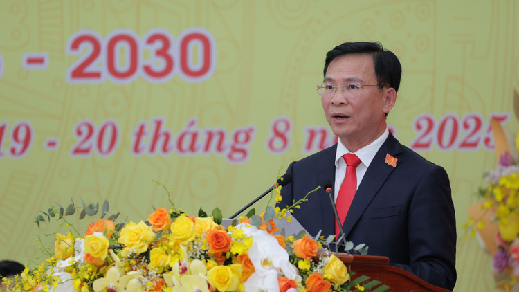Đồng chí Hồ Văn Mười, Phó Bí thư Tỉnh ủy, Bí thư Đảng ủy, Chủ tịch UBND tỉnh Lâm Đồng phát biểu khai mạc Đại hội. 3.jpg