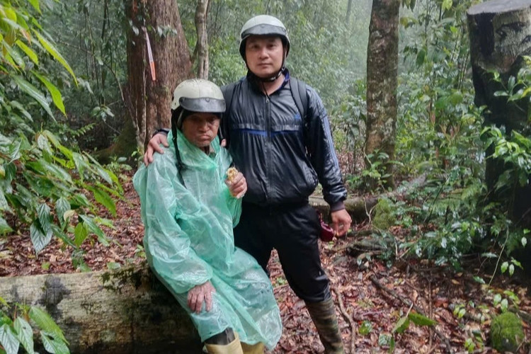 Cụ R Ông Ha Hoanh được lực lượng chức năng tìm thấy tại tiểu khu 241b, cách vị trí đi lạc khoảng 8 km. cu-ong.jpg