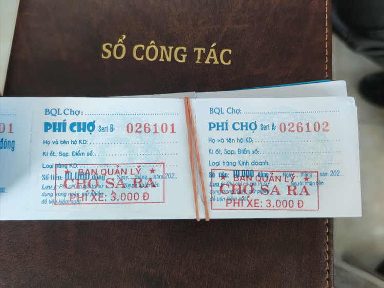 Nội dung trên phiếu giữ xe dễ gây hiểu nhầm. ve-giu-xe-sai.jpg