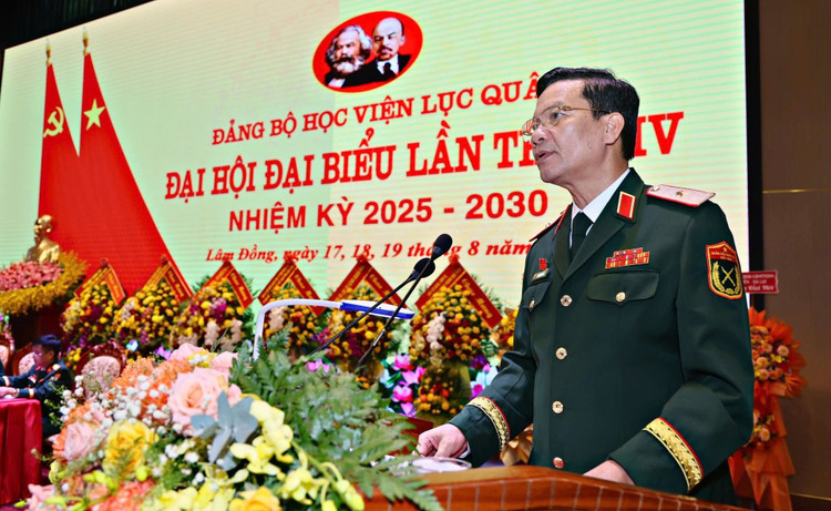 Thiếu tướng Trần Danh Khải, Bí thư Đảng ủy, Chính ủy Học viện Lục quân phát biểu Khai mạc Đại hội. hv13.jpg