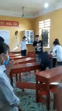 Nu sinh lop 9 bi nhom ban danh hoi dong, thai do cua cac ban gay buc xuc