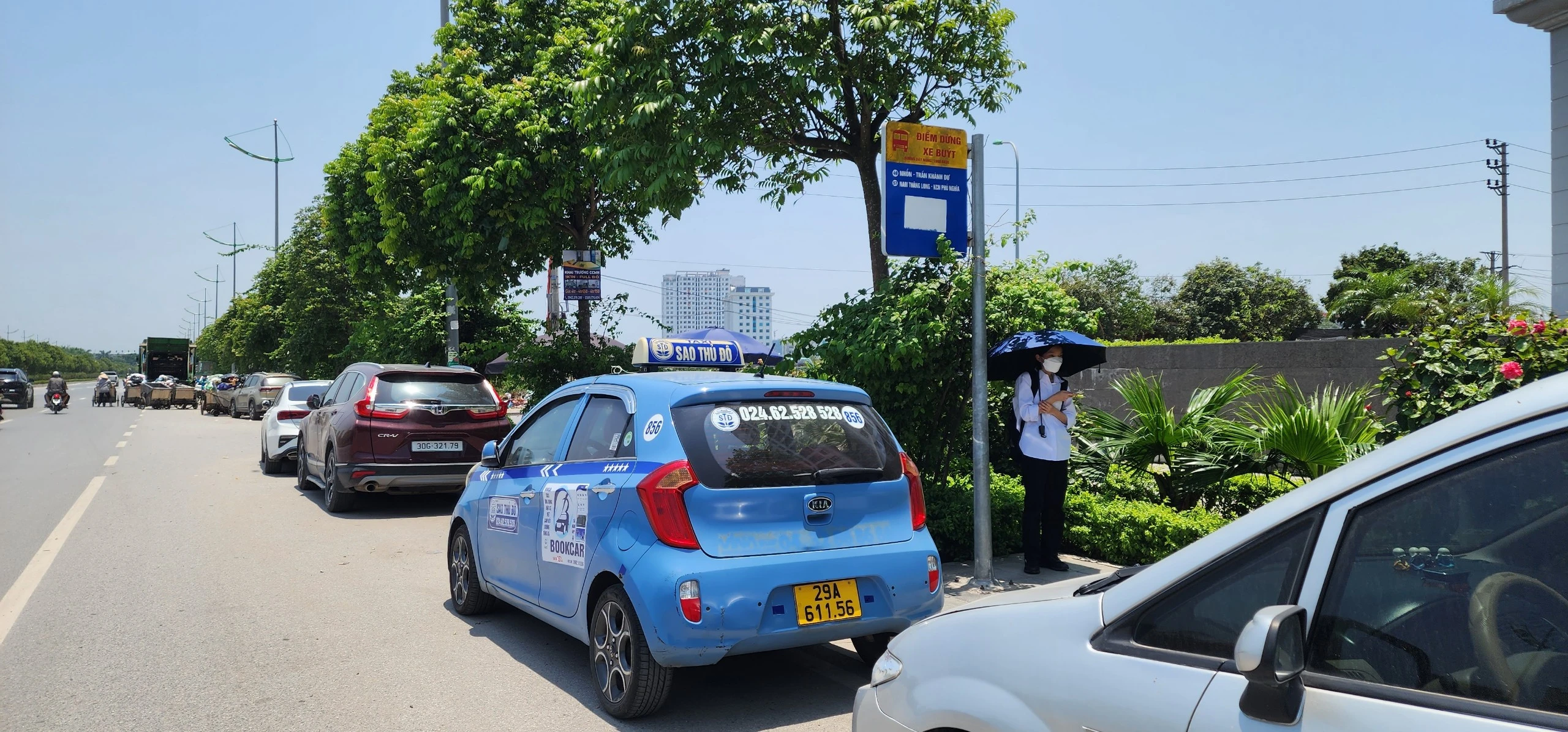 Điểm chờ xe buýt ở Hà Nội bị bủa vây, lấn chiếm