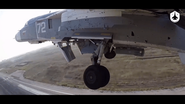 Khả năng hoạt động trong mọi điều kiện thời tiết và cả đêm lẫn ngày của Su-24 thực hiện được nhờ hệ thống định vị Puma, bao gồm 2 radar định vị Orion-A và một radar giám sát mặt đất Relyef.