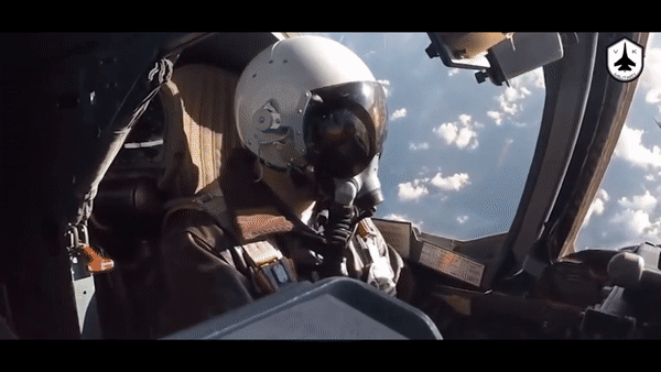 Su-24 có 8 điểm treo vũ khí (2 dưới phần khớp quay cánh, 2 dưới cánh ngoài và 4 dưới thân máy bay) có thể mang các vũ khí hạt nhân khác nhau.