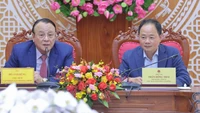 Chủ tịch Tân Hoàng Minh Đỗ Anh Dũng (trái) tại cuộc làm việc với Chủ tịch UBND tỉnh Lâm Đồng Trần Hồng Thái chiều 3/6.