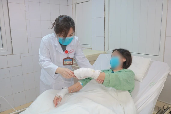 Người phụ nữ bỏng nặng do hóa chất thông bồn cầu phát nổ 