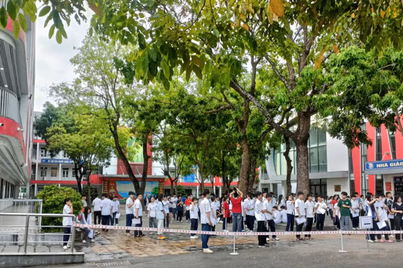 Kỳ thi vào lớp 10 tại Hà Nội: Hồi hộp, căng thẳng và hy vọng