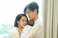 Hình ảnh Quỳnh Lương và chồng thiếu gia bên con gái sơ sinh