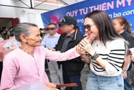 Mỹ Tâm và gia đình Lý Hải lan tỏa yêu thương, trao quà Tết cho người khó khăn