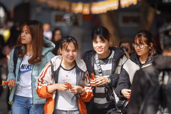 Nam thanh nữ tú đổ về chùa Hà cầu duyên nhân dịp Valentine