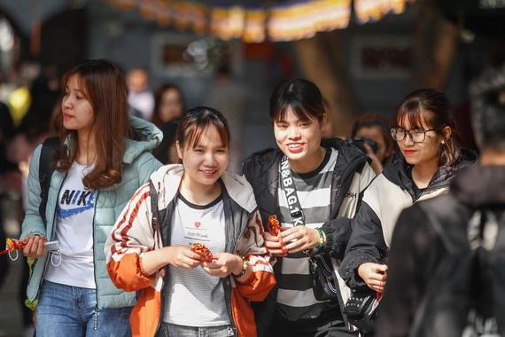 Nam thanh nữ tú đổ về chùa Hà cầu duyên nhân dịp Valentine