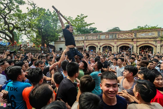 Đánh nhau túi bụi trong lễ hội giật cây bông 