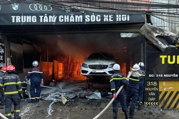 Cháy gara ô tô ở Hà Nội, 8 xe sang bị thiêu rụi: Đền bù sao?