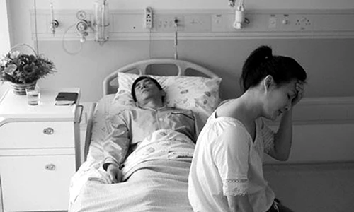 Buồn tủi từ khi ngã nằm liệt giường