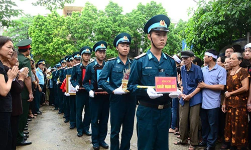 Người dân đội mưa đón phi công Su-22 Khuất Mạnh Trí về nhà
