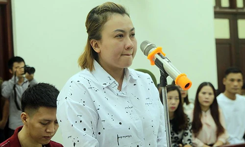 Mẹ kế bật khóc tại tòa, thừa nhận đánh con riêng là sai