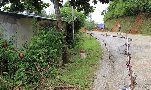 Ảnh: Hãi hùng hàng loạt ngôi nhà nghiêng xuống sông Đà