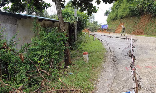 Ảnh: Hãi hùng hàng loạt ngôi nhà nghiêng xuống sông Đà